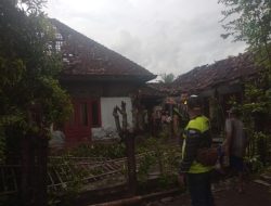 Sigap, Bhabinkamtibmas Polsek Prajekan Cek Rumah Warga Binaanya Korban Puting Beliung