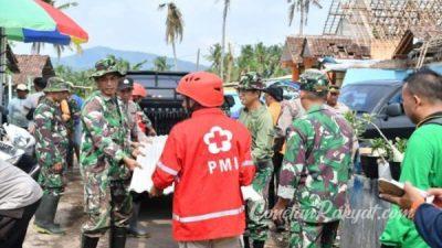 Personel Kodim 0822 Bondowoso dan Relawan Laksanakan Pembersihan Pasca Bencana Angin Puting Beliung